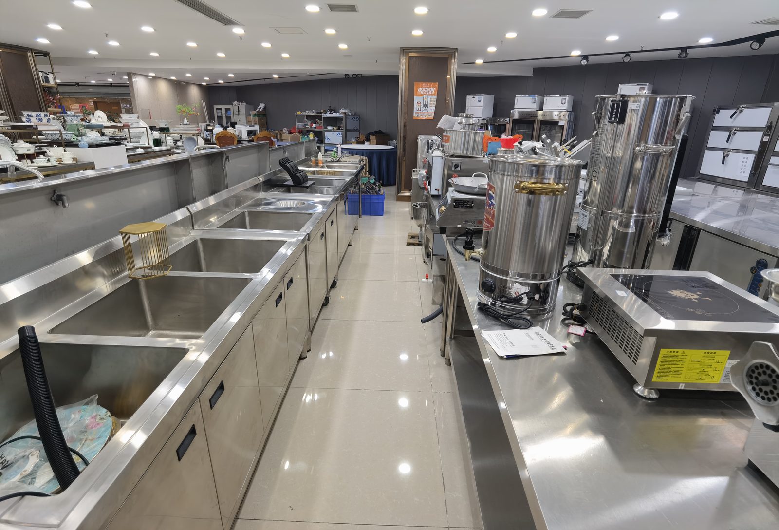 商用厨房设备工程案例——不锈钢操作台与后厨设备实拍